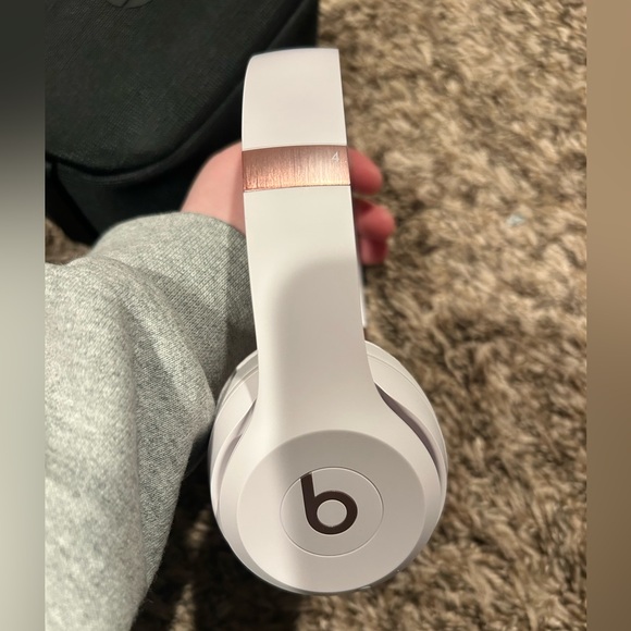 Beats Solo 4 Bluetooth Wireless On-Ear
Headphones - Cloud Pink - Picture 1 of 6